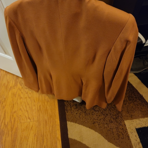 Classy skirt suit - Picture 3 of 7